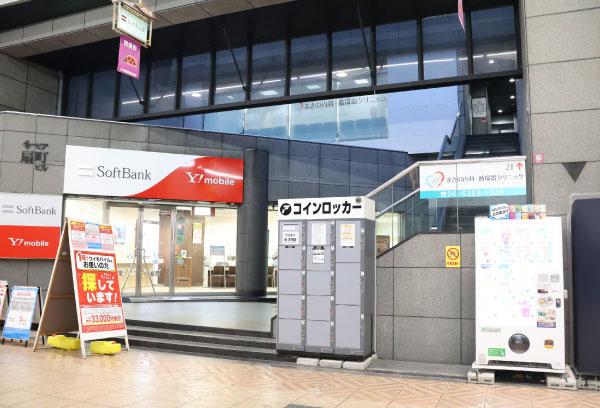 商店街側入り口Softbankの2Fにございます（階段のみ）